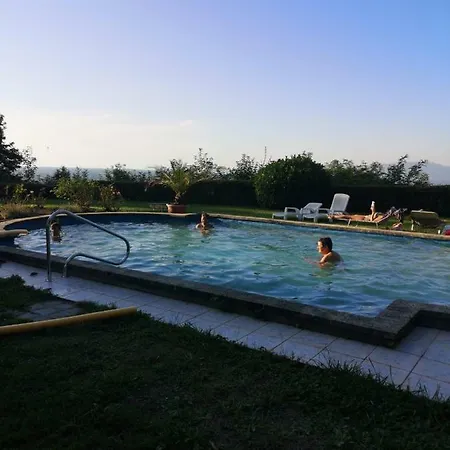 Проживание в семье La Garde D'hotes *